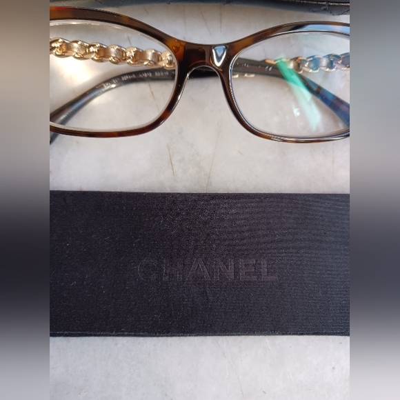 Chanel Frame+ Chanel Leather Case - Picture 14 of 14